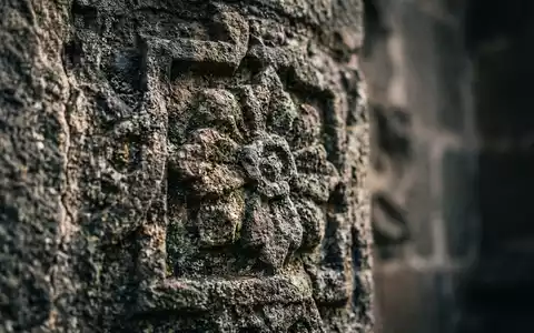 Extreme Makroaufnahme eines Materialdetails am Wahrzeichen Quito Altstadt in Quito Ecuador, taktile Struktur und weiches - Foto: THN
