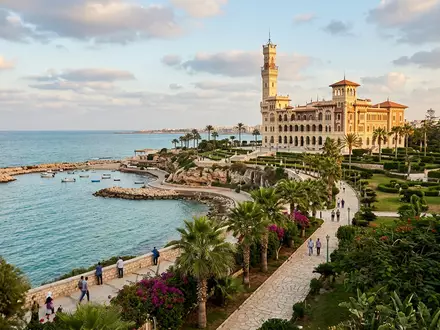 Editorialbild im Reisemagazin-Stil vom Wahrzeichen Montaza-Palast in Alexandria Agypten, ausgewogene Bildgestaltung und natuerliches Umgebungslicht - Foto: THN
