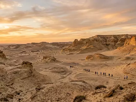 Fotorealistische Panoramaaufnahme von Wadi al-Hitan in Fayyum Agypten, warmes Abendlicht auf Wahrzeichen - Foto: THN