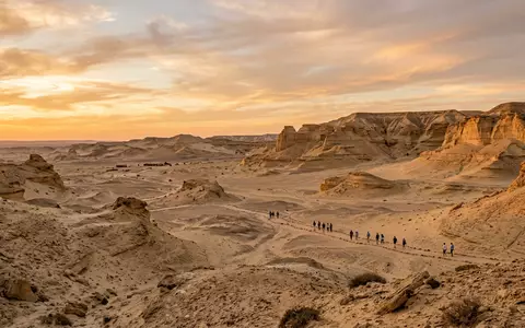 Fotorealistische Panoramaaufnahme von Wadi al-Hitan in Fayyum Agypten, warmes Abendlicht auf Wahrzeichen - Foto: THN