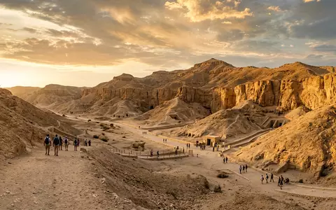 Fotorealistische Panoramaaufnahme von Tal der Koniginnen in Luxor Agypten, warmes Abendlicht auf Wahrzeichen - Foto: THN
