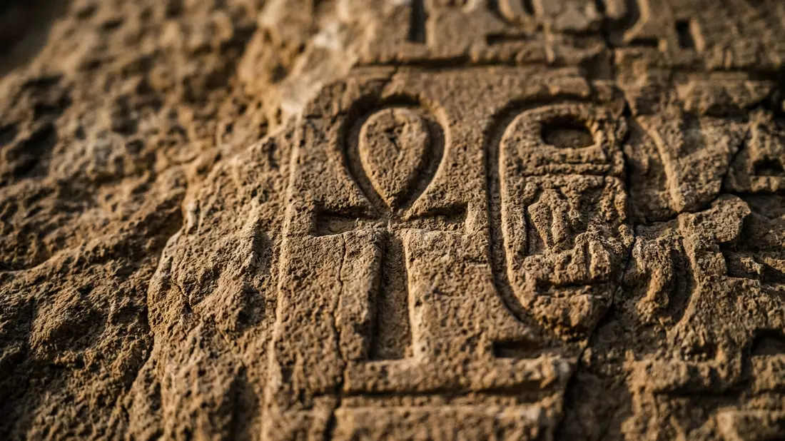 Makroaufnahme eines Materialdetails am Wahrzeichen Memnonkolosse, Luxor Agypten