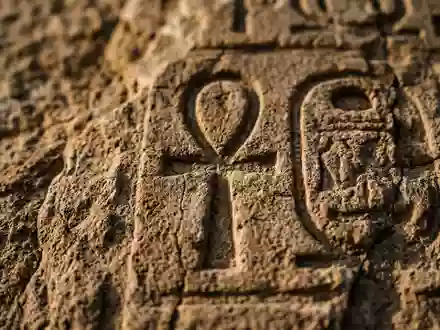 Extreme Makroaufnahme eines Materialdetails am Wahrzeichen Memnonkolosse in Luxor Agypten, taktile Struktur und weiches Seitenlicht - Foto: THN