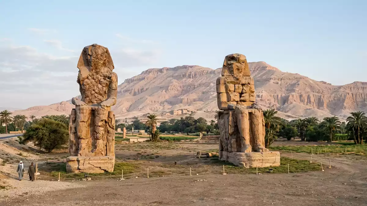 Editorial-Reisemagazinbild vom Wahrzeichen Memnonkolosse in Luxor, Agypten