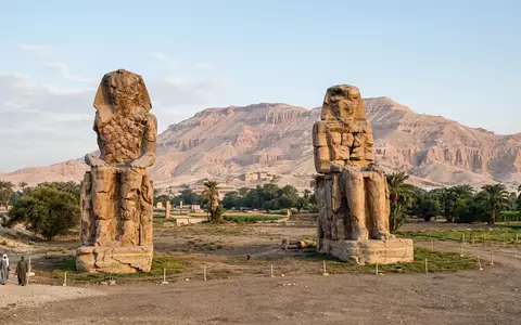 Editorialbild im Reisemagazin-Stil vom Wahrzeichen Memnonkolosse in Luxor Agypten, ausgewogene Bildgestaltung und natuerliches Umgebungslicht - Foto: THN