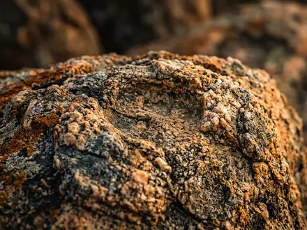 Extreme Makroaufnahme eines Materialdetails am Wahrzeichen Matobo-Hugel in Bulawayo Simbabwe, taktile Struktur und weiches Seitenlicht - Foto: THN