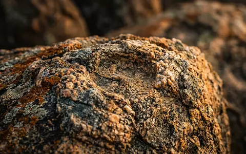 Extreme Makroaufnahme eines Materialdetails am Wahrzeichen Matobo-Hugel in Bulawayo Simbabwe, taktile Struktur und weiches Seitenlicht - Foto: THN