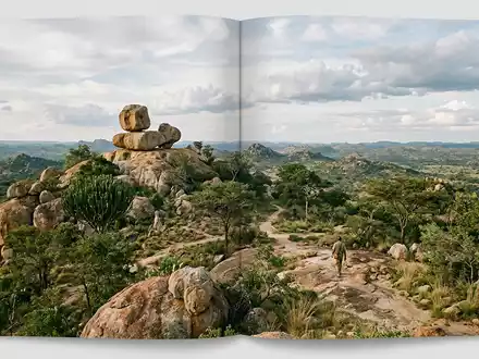 Editorialbild im Reisemagazin-Stil vom Wahrzeichen Matobo-Hugel in Bulawayo Simbabwe, ausgewogene Bildgestaltung und natuerliches Umgebungslicht - Foto: THN