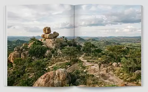 Editorialbild im Reisemagazin-Stil vom Wahrzeichen Matobo-Hugel in Bulawayo Simbabwe, ausgewogene Bildgestaltung und natuerliches Umgebungslicht - Foto: THN