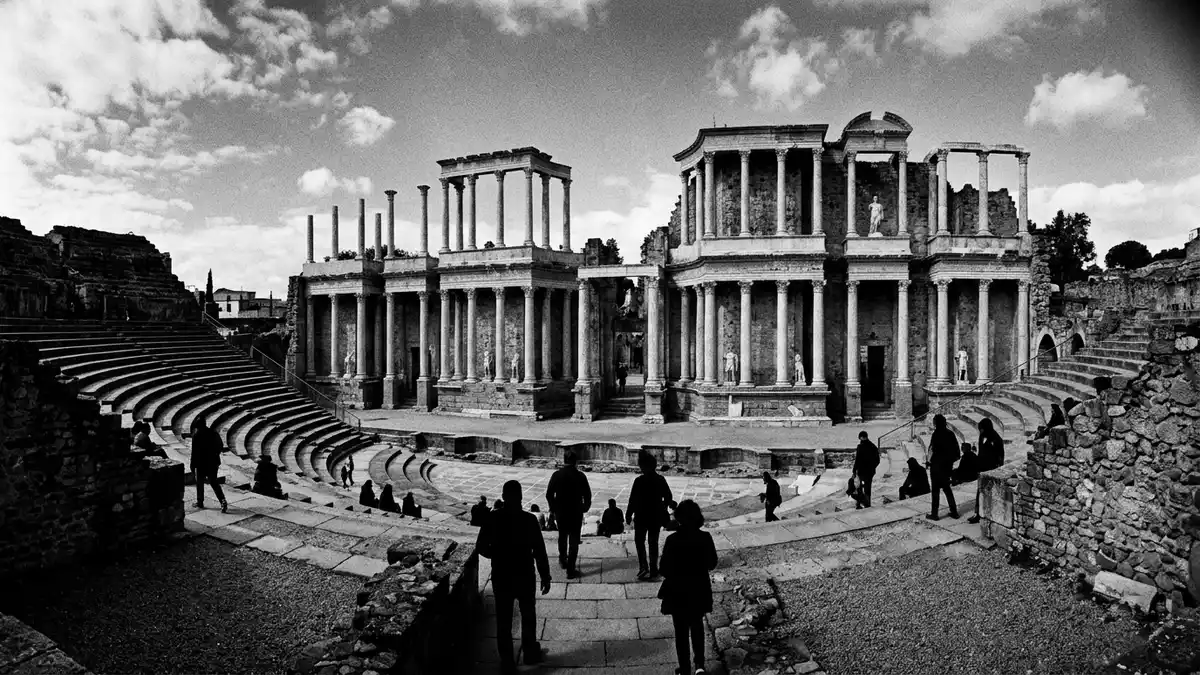 Schwarzweiss-Reportage vom Wahrzeichen Romisches Theater Merida in Merida, Spanien