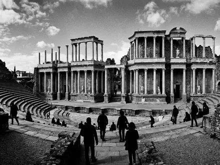 Schwarzweiss-Reportagebild vom Wahrzeichen Romisches Theater Merida in Merida Spanien, dokumentarische Reisefotografie mit starken Kontrasten - Foto: THN