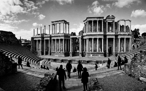 Schwarzweiss-Reportagebild vom Wahrzeichen Romisches Theater Merida in Merida Spanien, dokumentarische Reisefotografie mit starken Kontrasten - Foto: THN