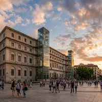 Fotorealistische Panoramaaufnahme von Museo Reina Sofia in Madrid Spanien, warmes Abendlicht auf Wahrzeichen - Foto: THN