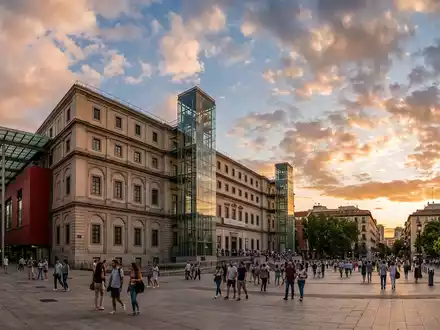Fotorealistische Panoramaaufnahme von Museo Reina Sofia in Madrid Spanien, warmes Abendlicht auf Wahrzeichen - Foto: THN
