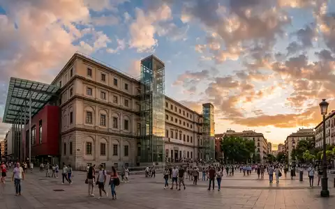 Fotorealistische Panoramaaufnahme von Museo Reina Sofia in Madrid Spanien, warmes Abendlicht auf Wahrzeichen - Foto: THN