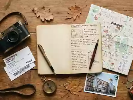 Flatlay-Reise-Arrangement rund um Museo Reina Sofia in Madrid Spanien, Karte Kompass Kamera und generische Reiserequisiten - Foto: THN