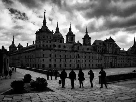 Schwarzweiss-Reportagebild vom Wahrzeichen Kloster El Escorial in San Lorenzo de El Escorial Spanien, dokumentarische Reisefotografie - Foto: THN