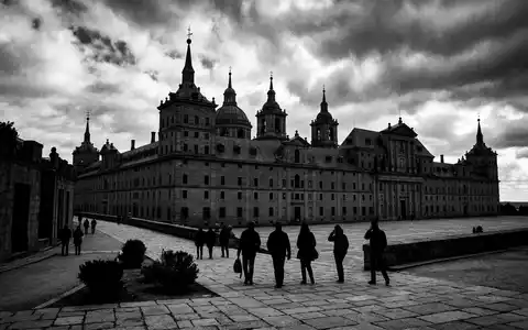 Schwarzweiss-Reportagebild vom Wahrzeichen Kloster El Escorial in San Lorenzo de El Escorial Spanien, dokumentarische Reisefotografie - Foto: THN