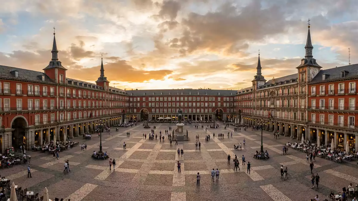 Fotorealistische Ansicht von Plaza Mayor Madrid in Madrid, Spanien im Abendlicht
