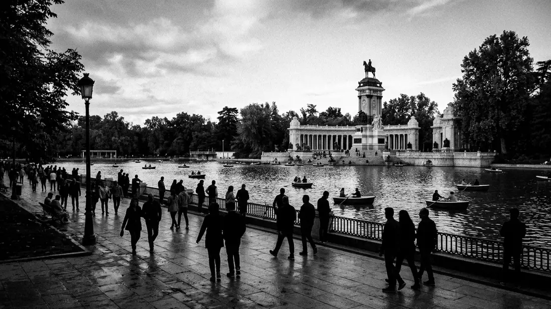 Schwarzweiss-Reportage vom Wahrzeichen Retiro-Park Madrid in Madrid, Spanien