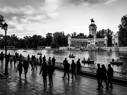 Schwarzweiss-Reportagebild vom Wahrzeichen Retiro-Park Madrid in Madrid Spanien, dokumentarische Reisefotografie mit starken Kontrasten - Foto: THN
