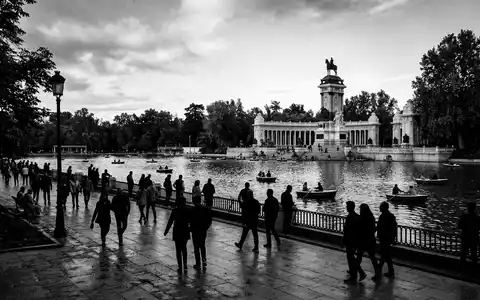 Schwarzweiss-Reportagebild vom Wahrzeichen Retiro-Park Madrid in Madrid Spanien, dokumentarische Reisefotografie mit starken Kontrasten - Foto: THN