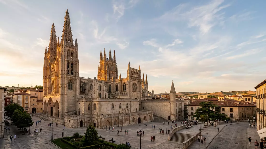 Fotorealistische Ansicht von Kathedrale von Burgos in Burgos, Spanien im Abendlicht