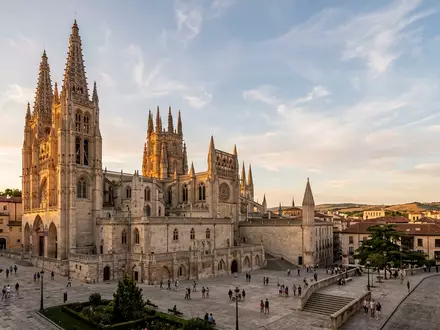 Fotorealistische Panoramaaufnahme von Kathedrale von Burgos in Burgos Spanien, warmes Abendlicht auf Wahrzeichen - Foto: THN