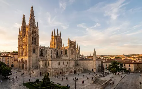 Fotorealistische Panoramaaufnahme von Kathedrale von Burgos in Burgos Spanien, warmes Abendlicht auf Wahrzeichen - Foto: THN