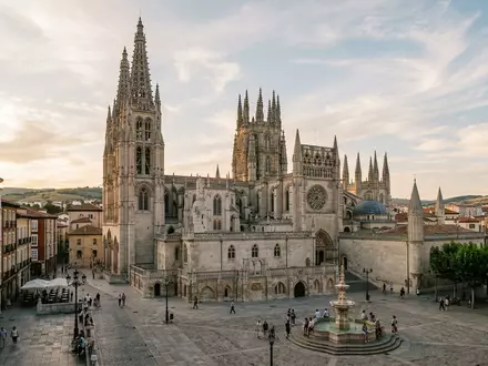 Editorialbild im Reisemagazin-Stil vom Wahrzeichen Kathedrale von Burgos in Burgos Spanien, ausgewogene Bildgestaltung und natuerliches - Foto: THN