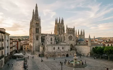 Editorialbild im Reisemagazin-Stil vom Wahrzeichen Kathedrale von Burgos in Burgos Spanien, ausgewogene Bildgestaltung und natuerliches - Foto: THN