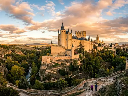 Fotorealistische Panoramaaufnahme von Alcazar von Segovia in Segovia Spanien, warmes Abendlicht auf Wahrzeichen - Foto: THN