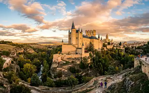 Fotorealistische Panoramaaufnahme von Alcazar von Segovia in Segovia Spanien, warmes Abendlicht auf Wahrzeichen - Foto: THN