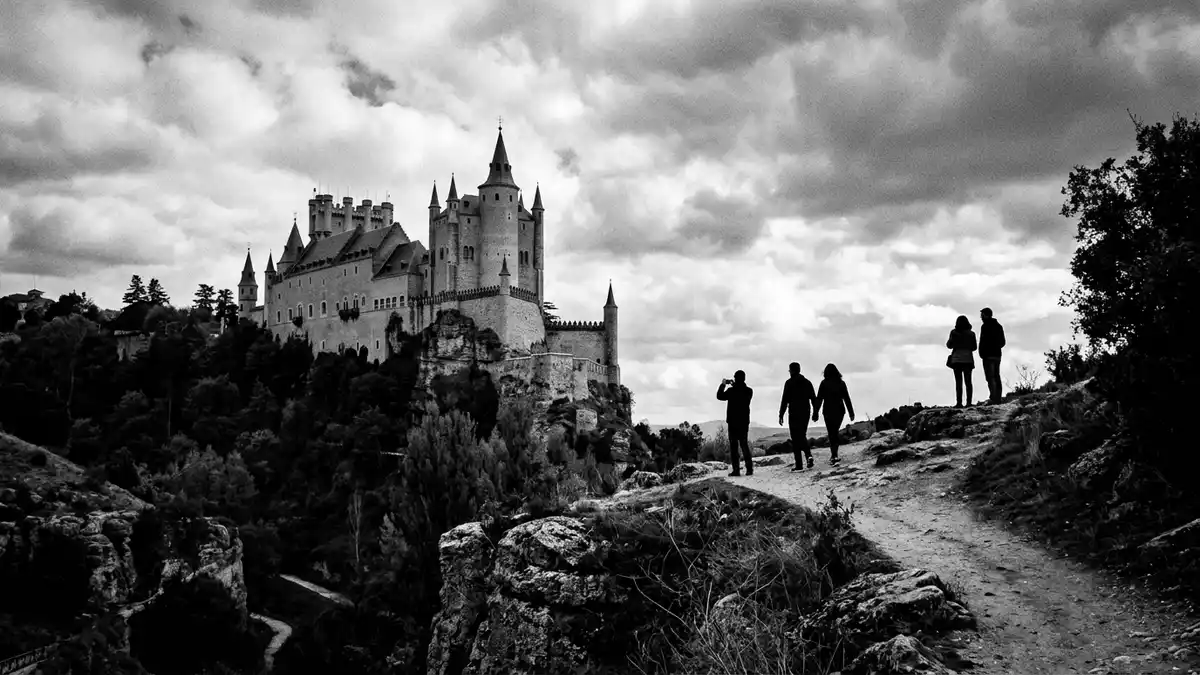 Schwarzweiss-Reportage vom Wahrzeichen Alcazar von Segovia in Segovia, Spanien