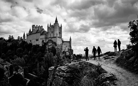 Schwarzweiss-Reportagebild vom Wahrzeichen Alcazar von Segovia in Segovia Spanien, dokumentarische Reisefotografie mit starken Kontrasten - Foto: THN