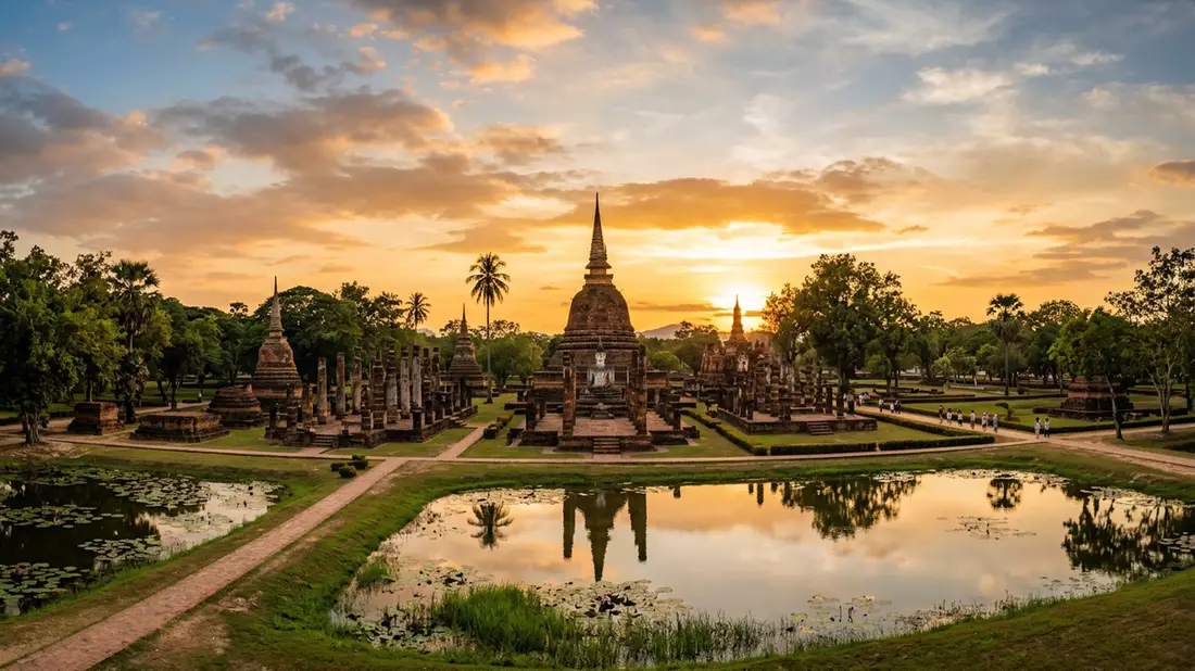 Fotorealistische Ansicht von Historischer Park Sukhothai in Sukhothai, Thailand im Abendlicht