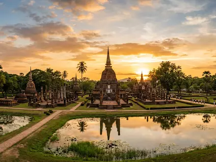 Fotorealistische Panoramaaufnahme von Historischer Park Sukhothai in Sukhothai Thailand, warmes Abendlicht auf Wahrzeichen - Foto: THN