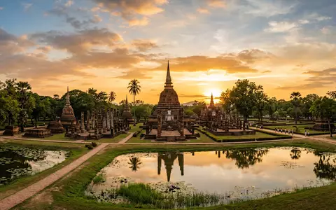 Fotorealistische Panoramaaufnahme von Historischer Park Sukhothai in Sukhothai Thailand, warmes Abendlicht auf Wahrzeichen - Foto: THN