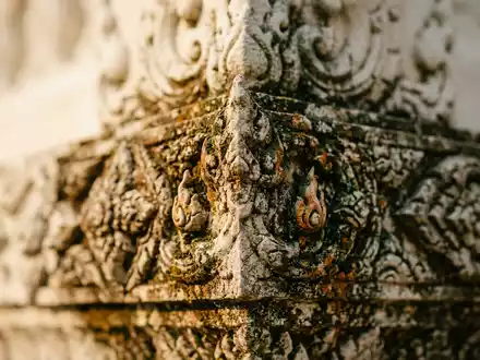 Extreme Makroaufnahme eines Materialdetails am Wahrzeichen Weisser Tempel Chiang Rai in Chiang Rai Thailand, taktile - Foto: THN