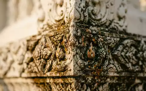 Extreme Makroaufnahme eines Materialdetails am Wahrzeichen Weisser Tempel Chiang Rai in Chiang Rai Thailand, taktile - Foto: THN