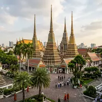 Editorialbild im Reisemagazin-Stil vom Wahrzeichen Wat Pho Bangkok in Bangkok Thailand, ausgewogene Bildgestaltung und natuerliches - Foto: THN