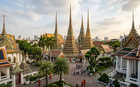 Editorialbild im Reisemagazin-Stil vom Wahrzeichen Wat Pho Bangkok in Bangkok Thailand, ausgewogene Bildgestaltung und natuerliches - Foto: THN