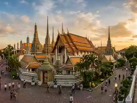 Fotorealistische Panoramaaufnahme von Wat Pho Bangkok in Bangkok Thailand, warmes Abendlicht auf Wahrzeichen - Foto: THN