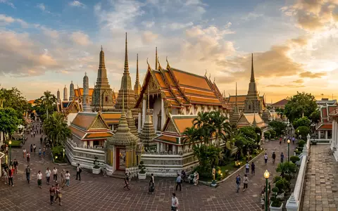 Fotorealistische Panoramaaufnahme von Wat Pho Bangkok in Bangkok Thailand, warmes Abendlicht auf Wahrzeichen - Foto: THN