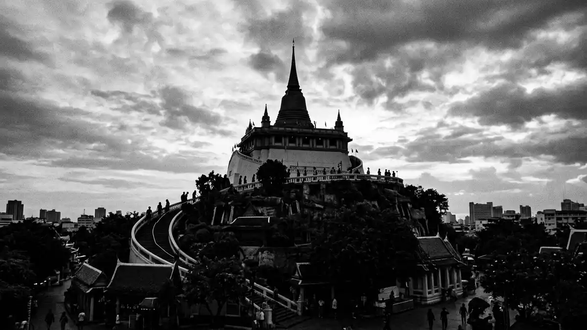 Schwarzweiss-Reportage vom Wahrzeichen Wat Saket Bangkok in Bangkok, Thailand
