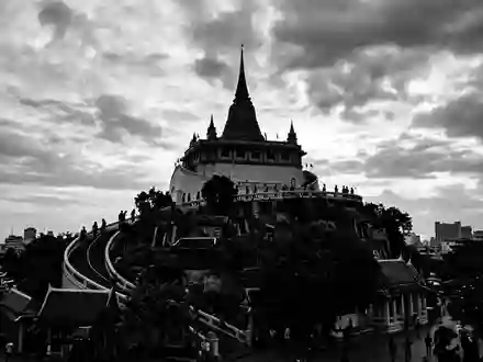 Schwarzweiss-Reportagebild vom Wahrzeichen Wat Saket Bangkok in Bangkok Thailand, dokumentarische Reisefotografie mit starken Kontrasten - Foto: THN