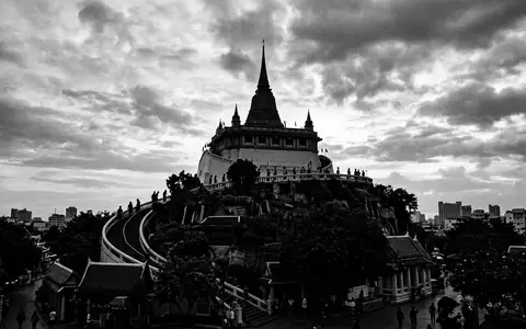 Schwarzweiss-Reportagebild vom Wahrzeichen Wat Saket Bangkok in Bangkok Thailand, dokumentarische Reisefotografie mit starken Kontrasten - Foto: THN
