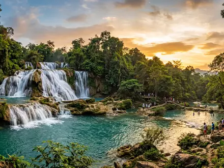 Fotorealistische Panoramaaufnahme von Erawan-Wasserfall in Kanchanaburi Thailand, warmes Abendlicht auf Wahrzeichen im Reisemotiv - Foto: THN