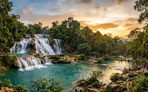 Fotorealistische Panoramaaufnahme von Erawan-Wasserfall in Kanchanaburi Thailand, warmes Abendlicht auf Wahrzeichen im Reisemotiv - Foto: THN