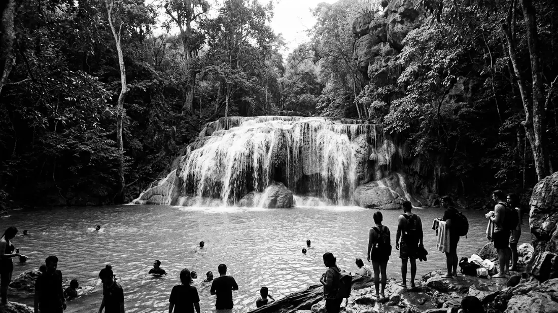 Schwarzweiss-Reportage vom Wahrzeichen Erawan-Wasserfall in Kanchanaburi, Thailand